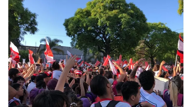 El plantel de River salió a agradecerle a los hinchas que los recibieron
