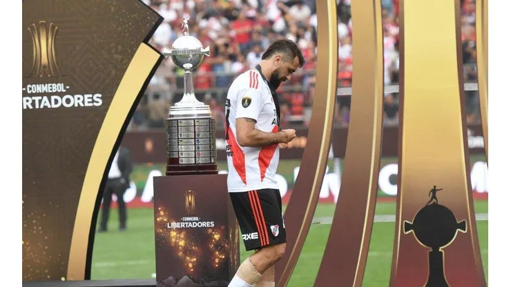 Lucas Pratto con la medalla plateada.