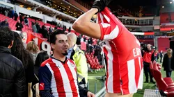 ¿Es de Chivas? Erick Gutiérrez regala su jersey a un aficionado del Rebaño