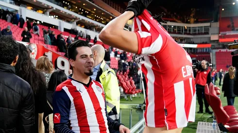 ¿Es de Chivas? Erick Gutiérrez regala su jersey a un aficionado del Rebaño
