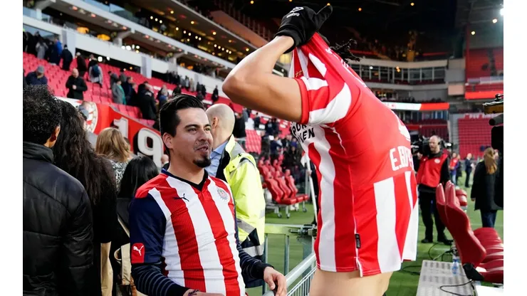 ¿Es de Chivas? Erick Gutiérrez regala su jersey a un aficionado del Rebaño