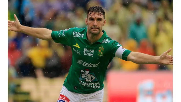 Mauro Boselli celebrando en León