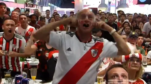 Video: escuchaba el partido de River por la radio e hizo algo insólito