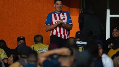 Pelea entre aficionados de Chivas y Pumas