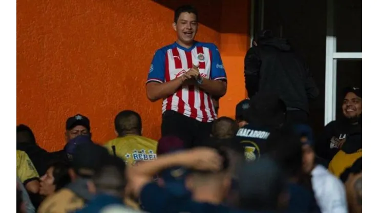 Pelea entre aficionados de Chivas y Pumas
