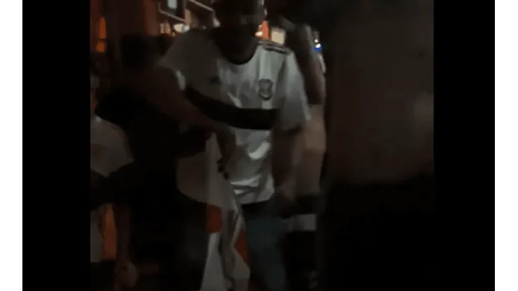 El video que prueba que en la Favela River no cae demasiado bien