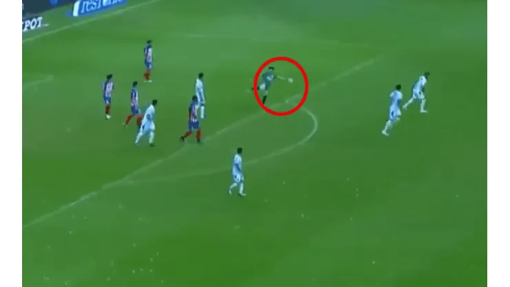 El golazo de arco a arco de Toño Rodríguez, de Chivas, a Veracruz