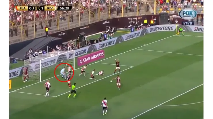 Es único: Armani se tiró antes de que le peguen y evitó el gol de Flamengo