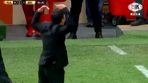Foto de Marcelo Gallardo alentando a la gente.