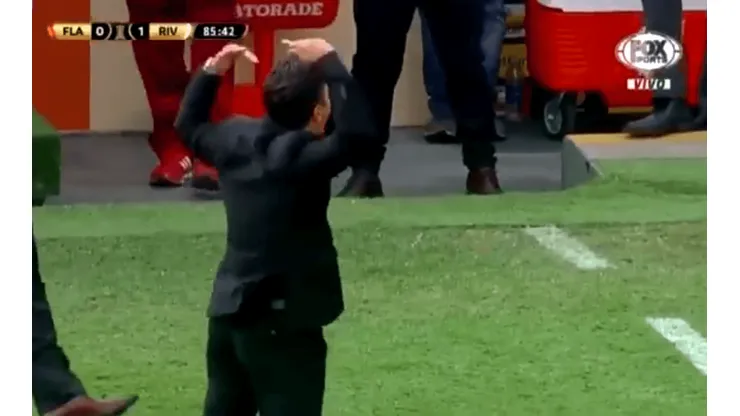 Foto de Marcelo Gallardo alentando a la gente.