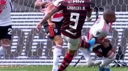 Polémica: a de la Cruz le dio el balón en el codo y Flamengo pidió penal