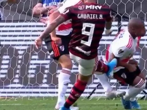 Polémica: a de la Cruz le dio el balón en el codo y Flamengo pidió penal