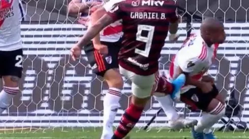 Polémica: a de la Cruz le dio el balón en el codo y Flamengo pidió penal