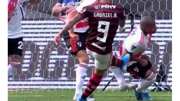 Polémica: a de la Cruz le dio el balón en el codo y Flamengo pidió penal
