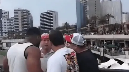 Foto del hincha de River rodeado de los fanáticos de Flamengo.