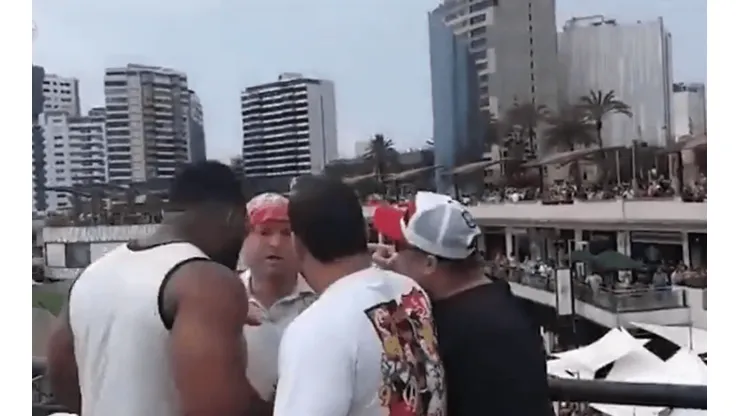 Foto del hincha de River rodeado de los fanáticos de Flamengo.