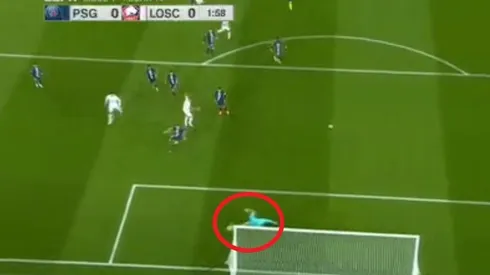 Estupenda reacción del arquero centroamericano.