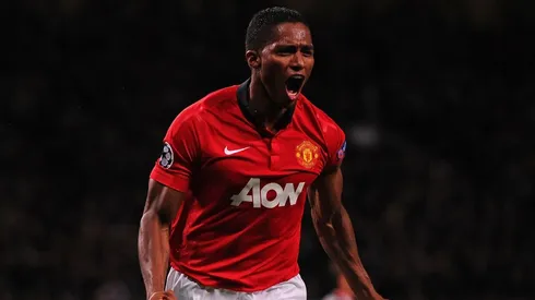 Antonio Valencia festejando un gol en Manchester United.