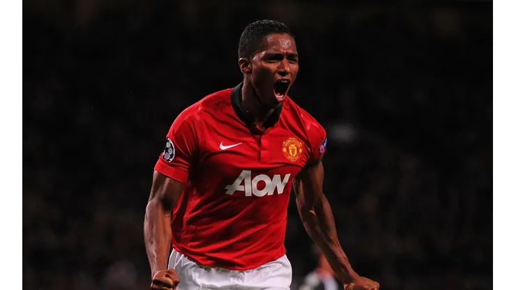 Antonio Valencia festejando un gol en Manchester United.