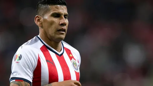 La curiosa forma de pago que utilizó Chivas para comprar a Salcido