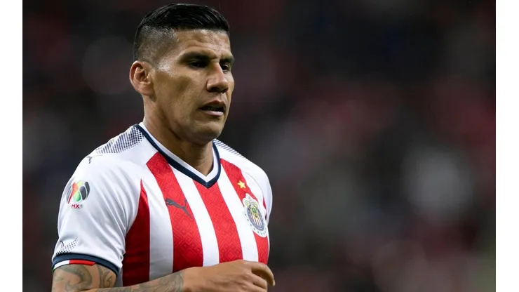 La curiosa forma de pago que utilizó Chivas para comprar a Salcido