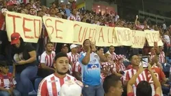 Pancartas de los hinchas del Junior a Jarlan Barrera.