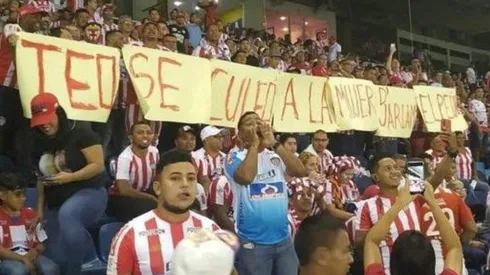 Pancartas de los hinchas del Junior a Jarlan Barrera.