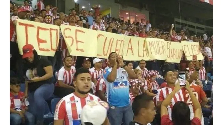 Pancartas de los hinchas del Junior a Jarlan Barrera.