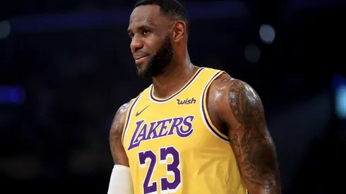 LeBron se burló de los árbitros con una frase épica tras cometer una falta