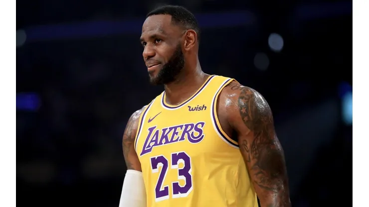 LeBron se burló de los árbitros con una frase épica tras cometer una falta