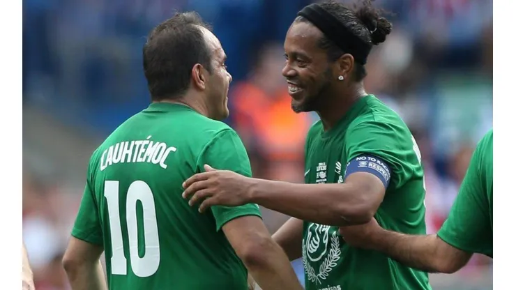 Francotirador de Récord: Ronaldinho podría jugar un partido con Cuauhtémoc Blanco