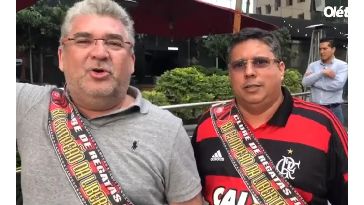 La bandera con la que dos hinchas de Flamengo esperaron a River en el hotel