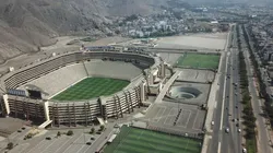 El Estadio Monumental queda sobre la Avenida Javier Prado.