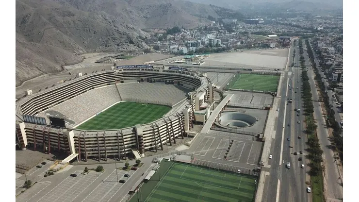 El Estadio Monumental queda sobre la Avenida Javier Prado.