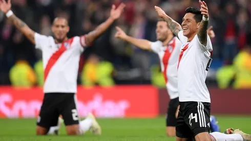 Las dos banderas de River que aparecieron colgadas hoy en el Bernabéu