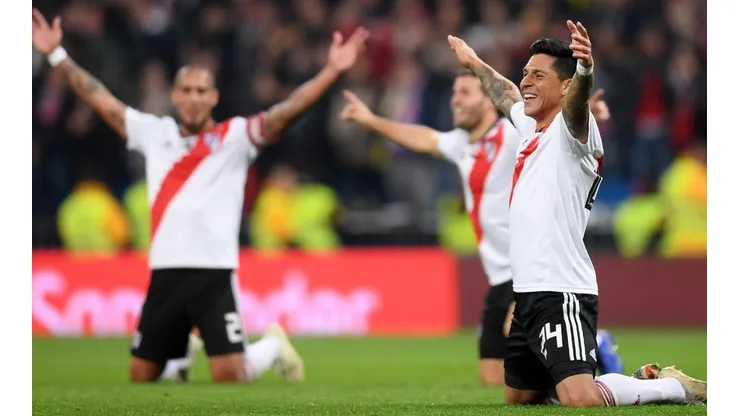 Las dos banderas de River que aparecieron colgadas hoy en el Bernabéu