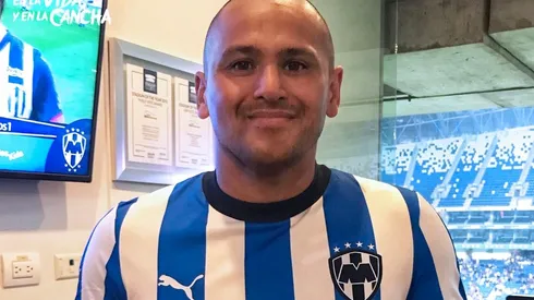 Suazo, presente en el entrenamiento de Rayados con la nueva playera