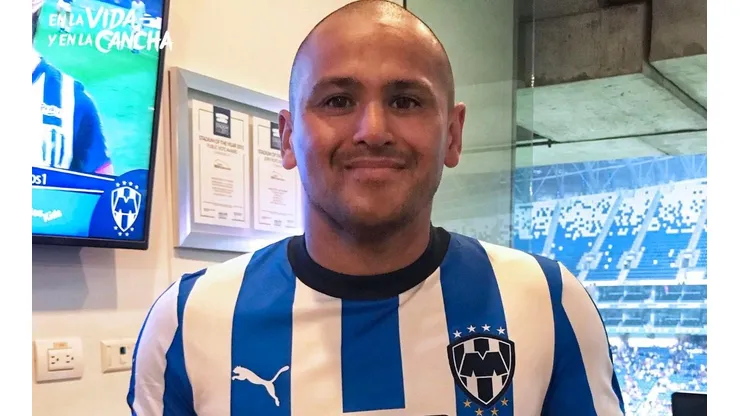 Suazo, presente en el entrenamiento de Rayados con la nueva playera