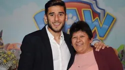 Eduardo Salvio junto a su madre.