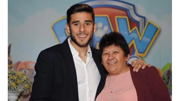 Eduardo Salvio junto a su madre.