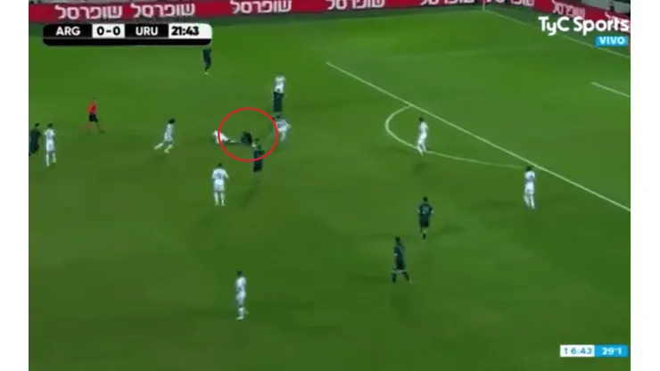 No da ninguna por perdida: desde el piso Messi se llevó la pelota