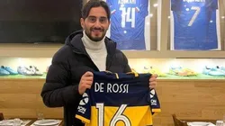 Aquilani posando con la camiseta de Boca.