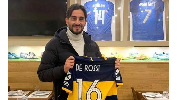 Aquilani posando con la camiseta de Boca.