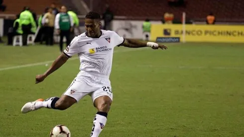 Antonio Valencia jugando en Liga de Quito.