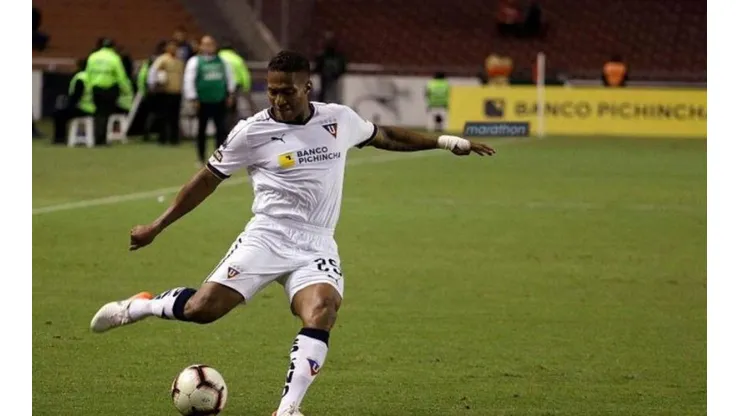 Antonio Valencia jugando en Liga de Quito.