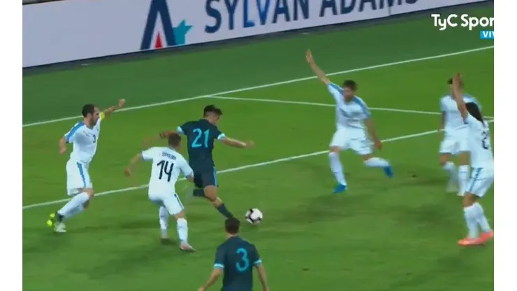 Dybala le pifió a la pelota, le rebotó en la mano y no le validaron el gol
