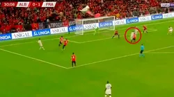 Dubois peleó, ganó y se la cedió a Griezmann para el 2 a 0 de Francia