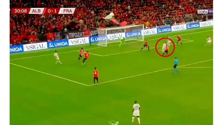 Dubois peleó, ganó y se la cedió a Griezmann para el 2 a 0 de Francia