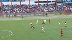 Deza dio un pase atras que Quintero interceptó.