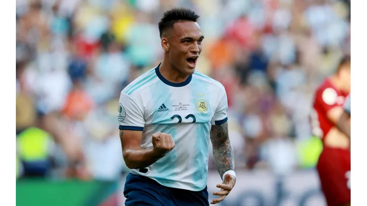 Lautaro Martínez festejando un gol en la Selección Argentina.